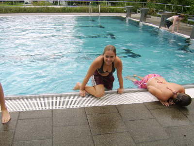 Toni & Esther am Pool